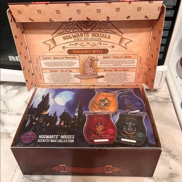 Hogwarts™ Houses – Scentsy Wax Collection - Picture 2 of 5
